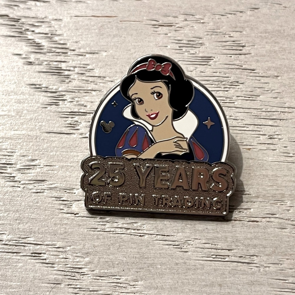 Disneyland 2025 Hidden Mickey Mystery Pack - Snow White 25 Years Pin